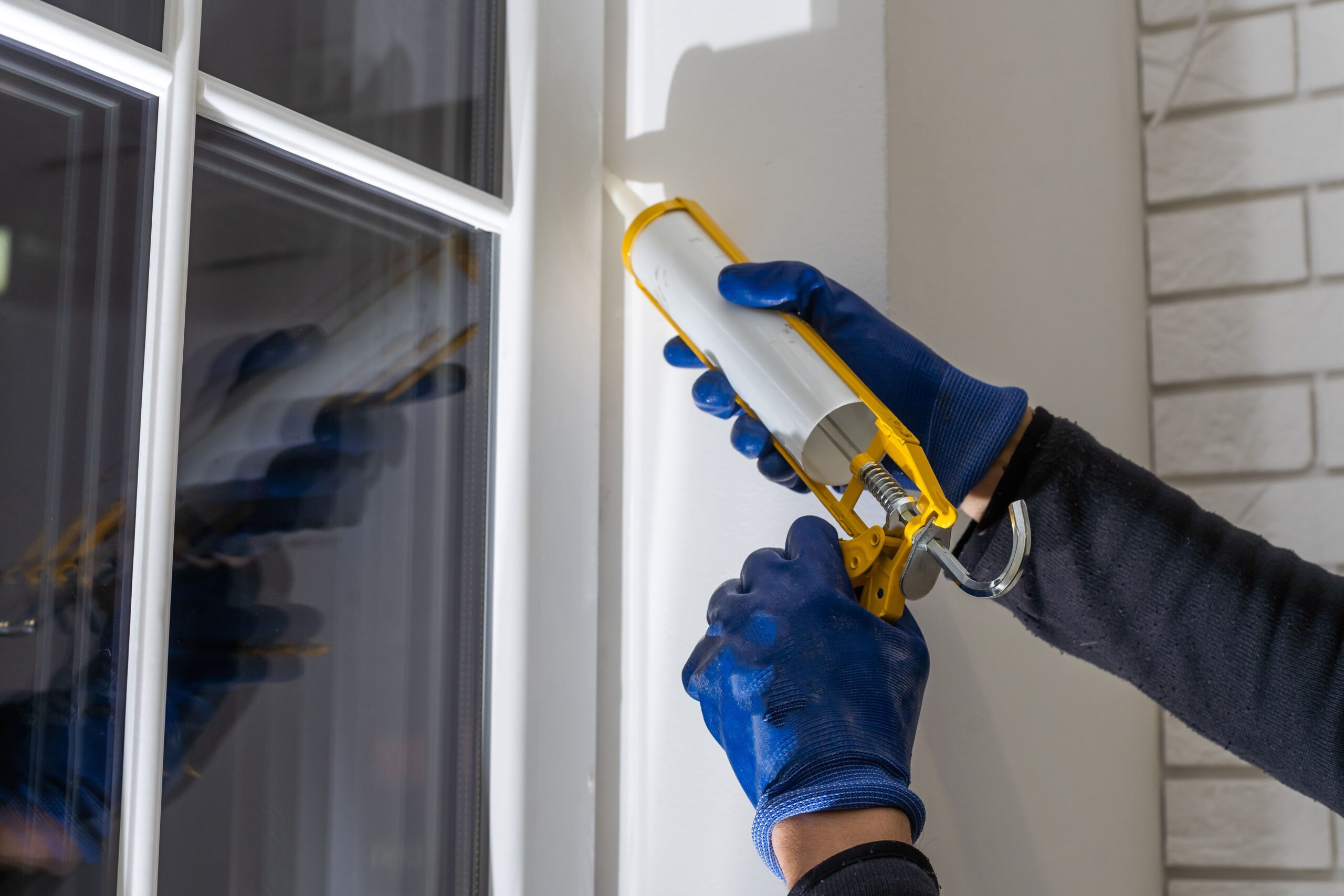 Mousse mastique et colle