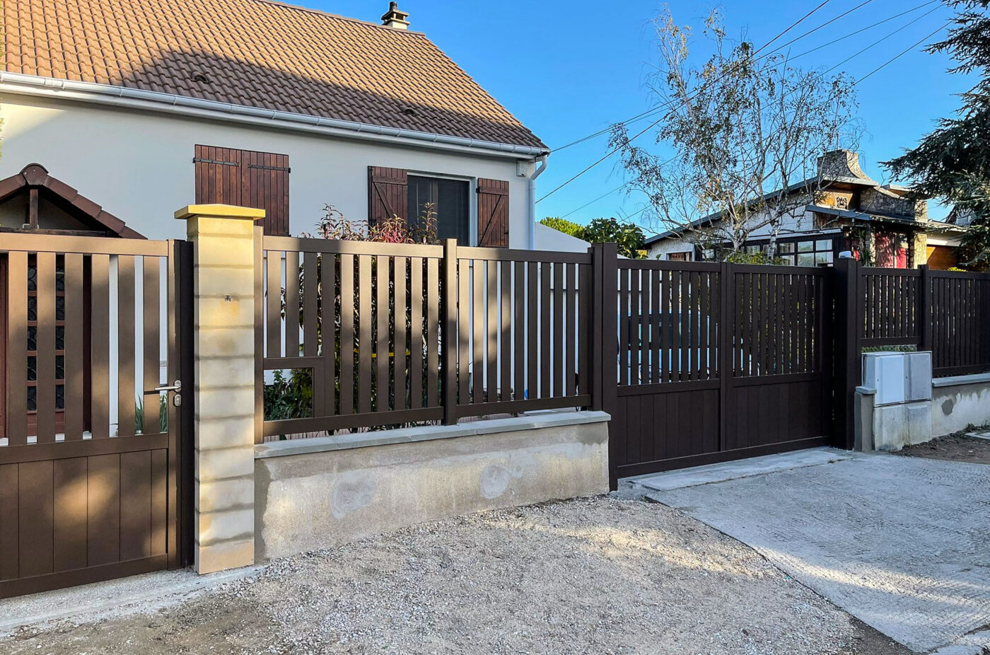 portail et clôture assortie en aluminium noir