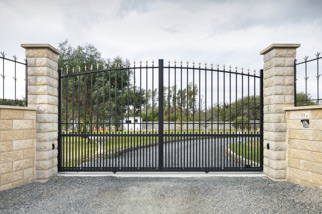 gamme portails, portail coulissant à barreaux aluminium noir