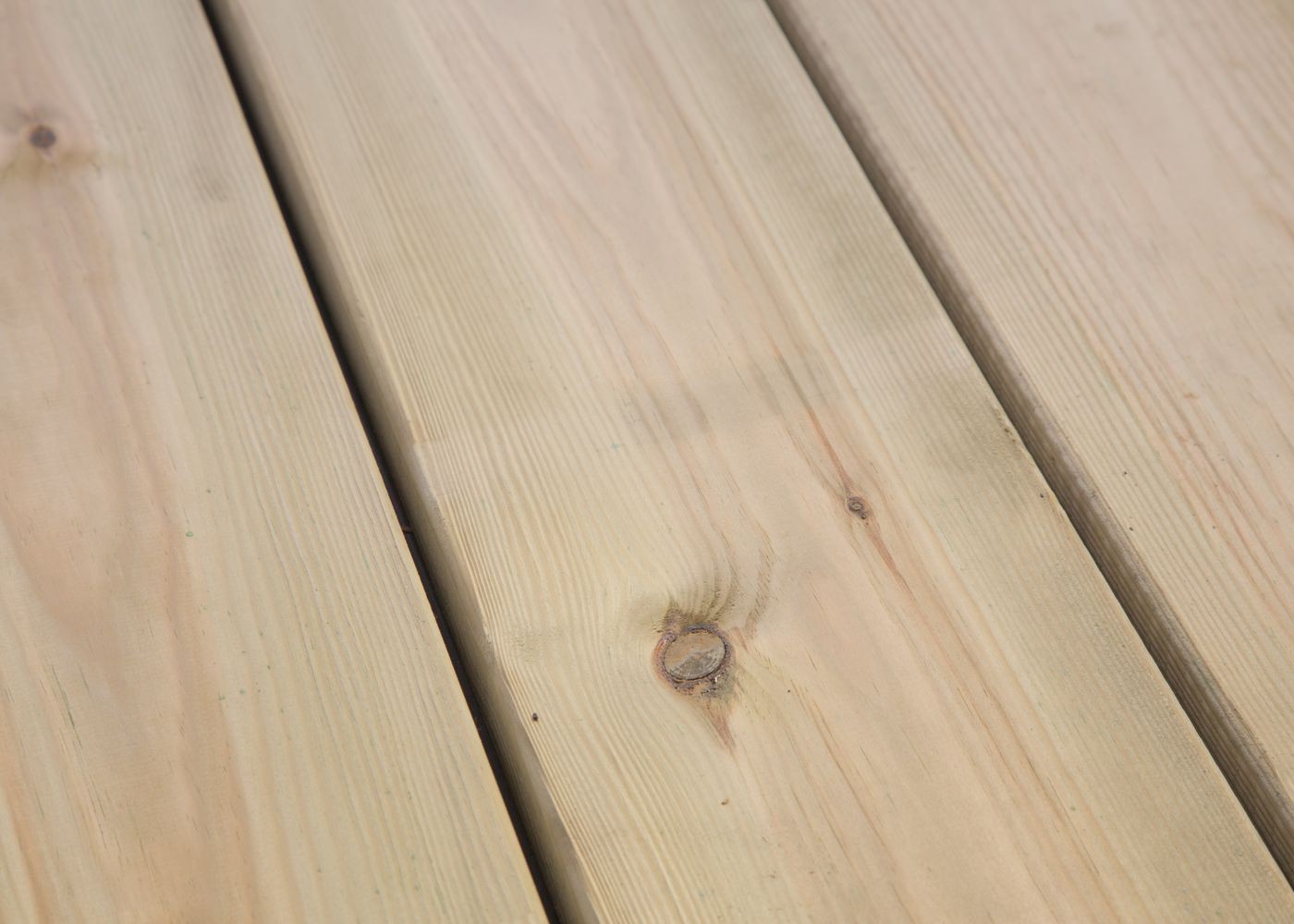 gamme terrasses avec lame en pin vert lisse