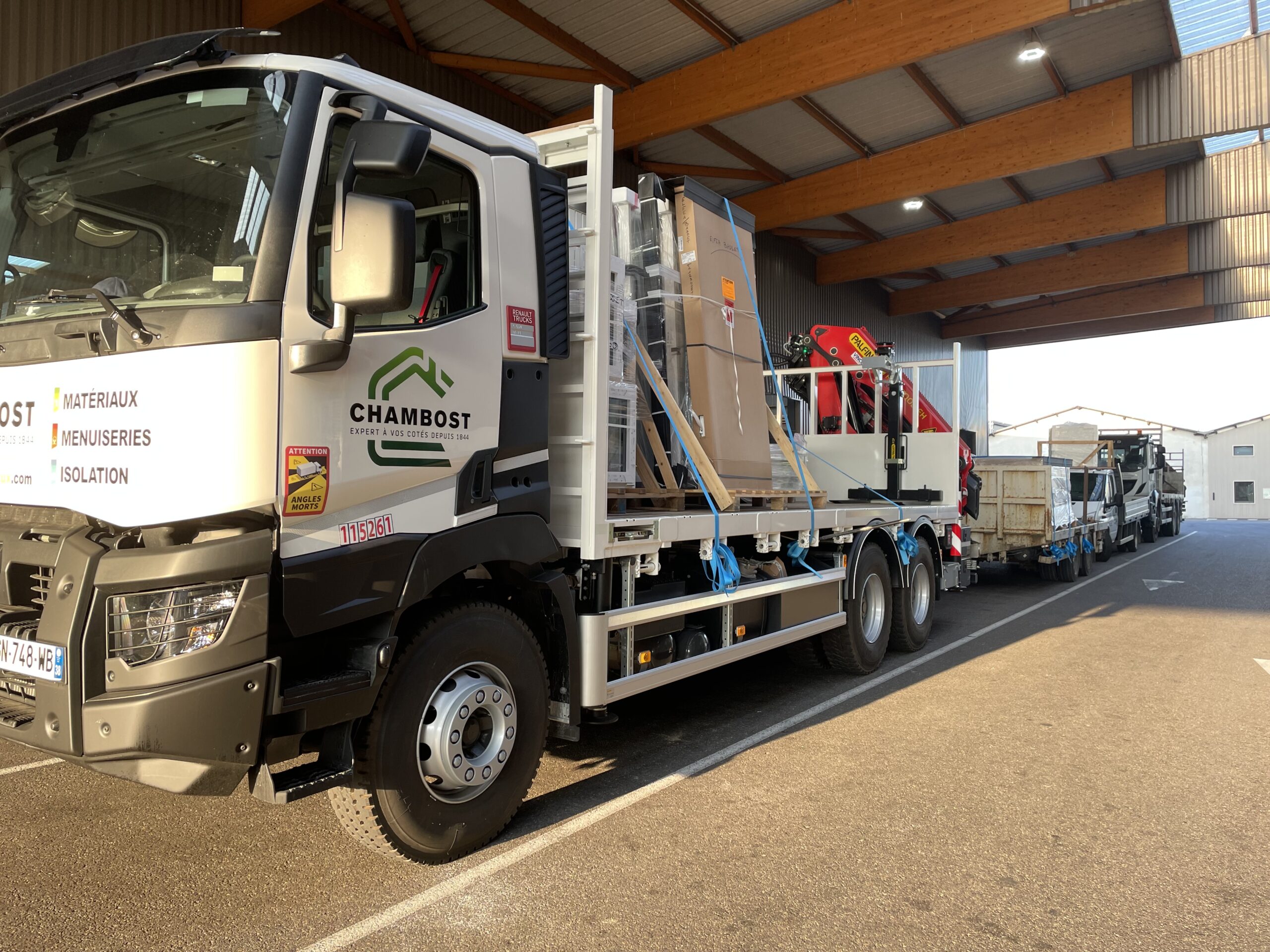camion chambost avec chargement de menuiseries