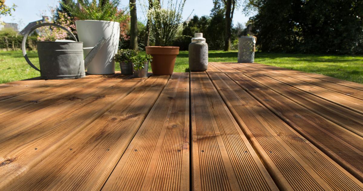 gamme terrasses avec lame en pin marron strié